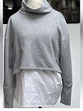 Paraphrase Light Gray Cropped Zip-Shoulder Sweatshirt